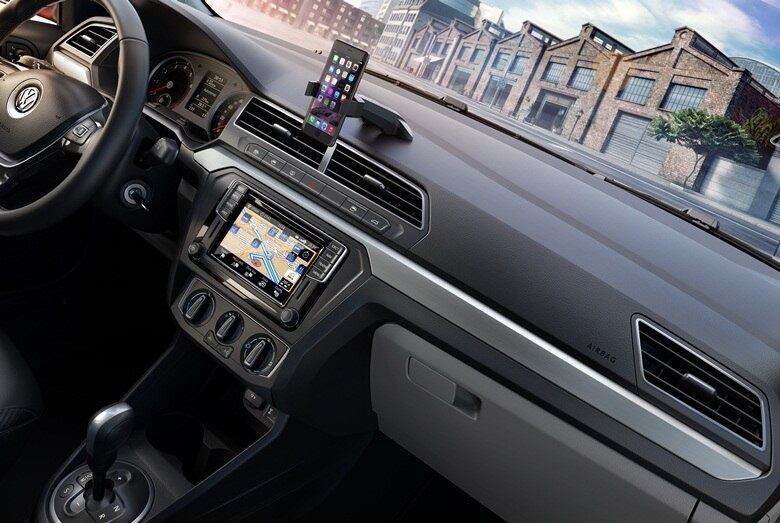 Além das três opções multimídia, os novos Gol e Voyage trazem um suporte para smartphones no alto do painel, que dispensa o uso de suportes vendidos em lojas de acessórios