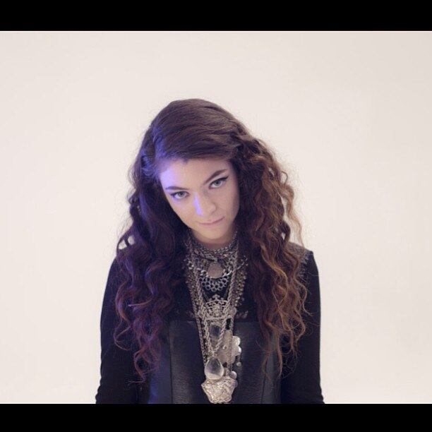 Com melodias poderosas e letras que não remetem a uma garota de apenas 16 anos, Lorde conquistou os fãs do mundo alternativo com seu EP, um CD com poucas músicas, lançado em novembro de 2012, o The Love Club
