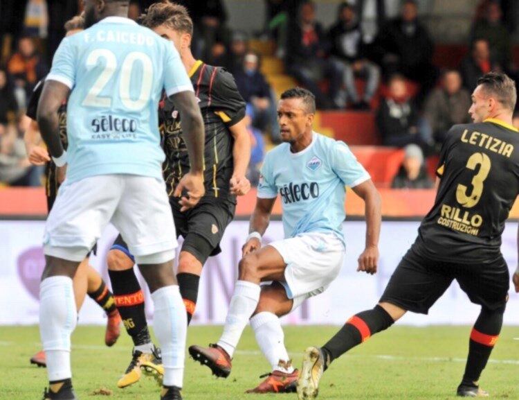 A Lazio esquentou a briga pela liderança do Campeonato Italiano neste domingo ao golear o Benevento por 5 a 1, fora de casa. O time de Roma alcançou Napoli e Juventus na pontuação, mas ocupa apenas a terceira colocação, em razão dos critérios de desempate
