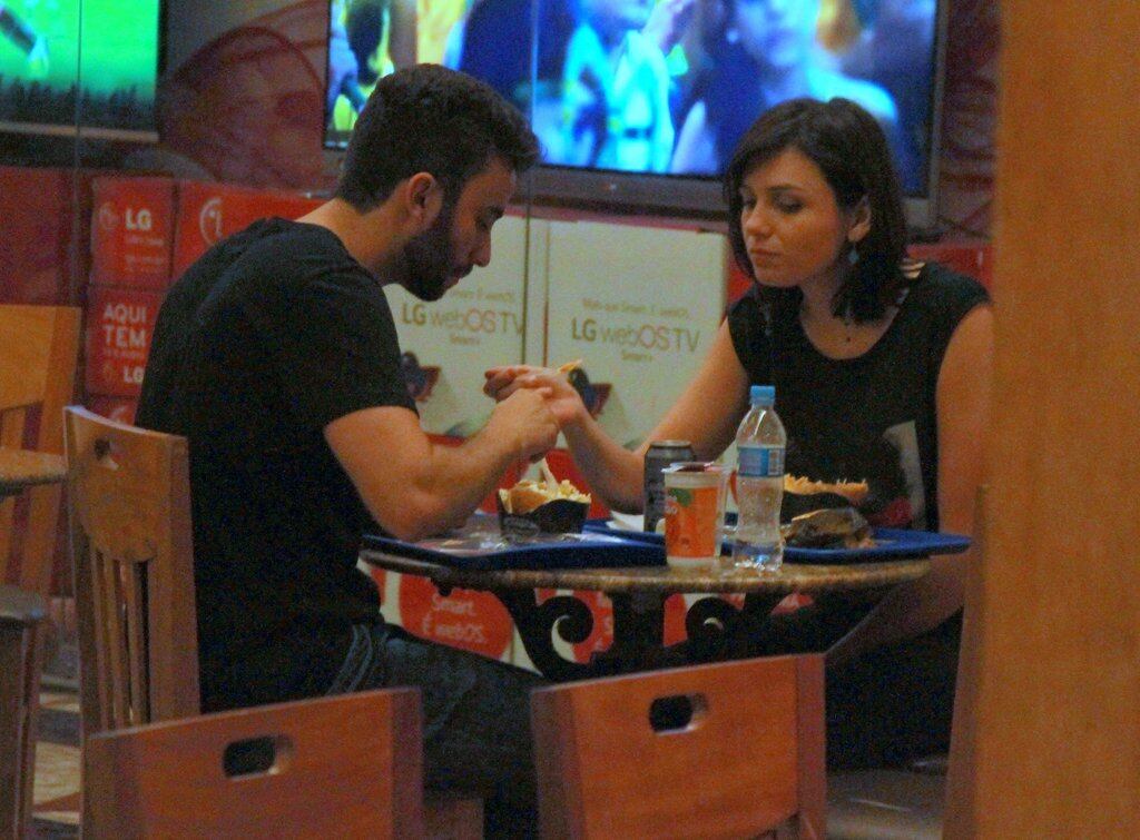 A atriz estava jantando com o namorado, o produtor de TV Felipe Atra