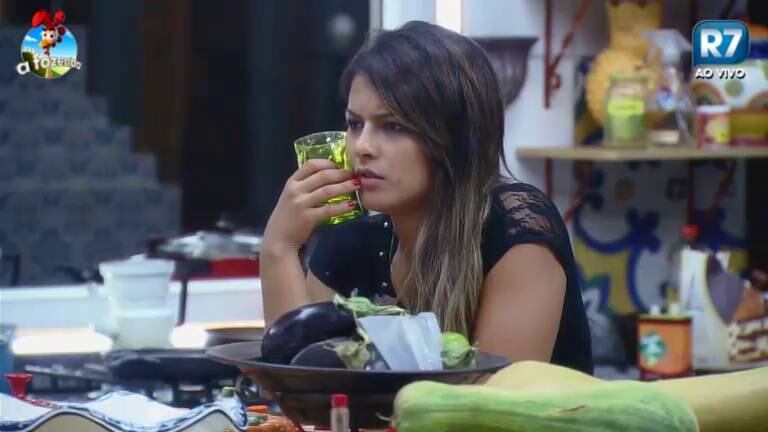 Babi disse que não achava a ex-paquita forçada, muito pelo contrário. Ela disse que Andréia era uma das pessoas mais sensíveis dentro do reality e com quem ela se identificava dentro do confinamento 

+ Ainda com restos de maquiagem no rosto Babi diz que está morta e DH a chama de vampira

+ Depois de festa bombada, peões sofrem no celeiro

+ É o fim da parceria? Andréia fica alterada, ataca Babi e se joga no chão chorando

+ Festa Cinema Mudo! Saiba detalhes dos bastidores
