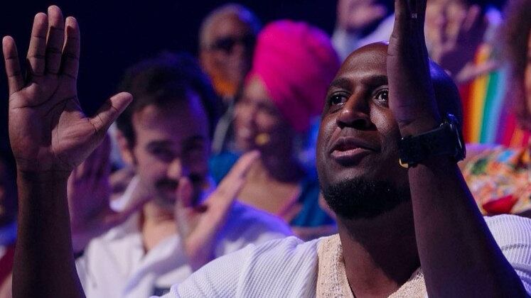 O rei das expressões corporais, André Marinho compartilhou fotos que rolaram entre uma apresentação e outra. "Mais uma vez, foi de cinema. Esse momento é sempre muito divertido!", escreveu o jurado ao falar do episódio.