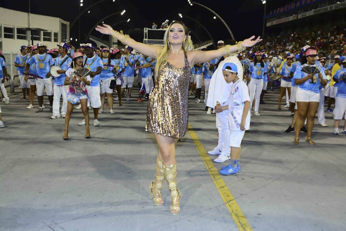 Ellen Roche desfila no ensaio técnico da Rosas de Ouro, em São Paulo