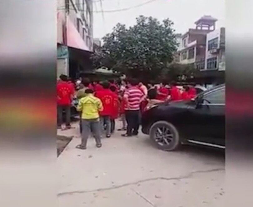 Os convidados das duas famílias passaram a discutir uns com os outros — com a família Lin se recusando a deixar passar os Qi através de seu próprio "portão de boas-vindas", acreditando que isso traria má sorte para eles
