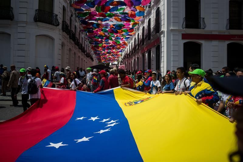 Manifestantes a favor do governo Maduro fazem protesto no centro de Caracas