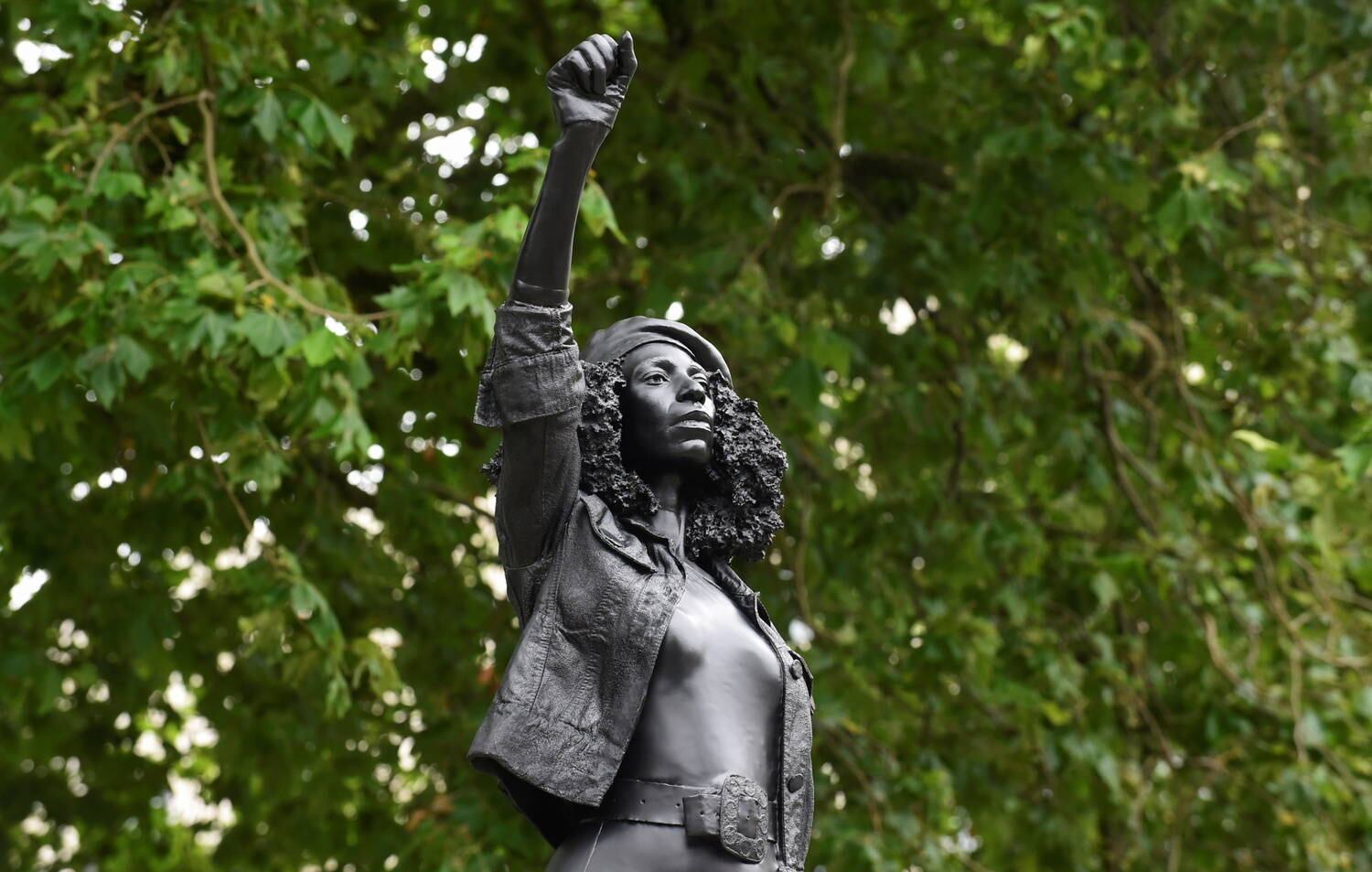 A cidade de Bristol substituiu nesta quarta-feira (15) a estátua do escravagista Edward Colston pela imagem de Jen Reid, uma manifestante negra que participou dos protestos contra o racismo na cidade no mês passado, quando a estátua de Colston foi derrubada
