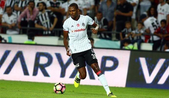 O zagueiro Marcelo estava no Besiktas, mas trocou os turcos pelo Lyon, por 6,5 milhões de euros (R$ 22 milhões). O defensor tem 30 anos e já jogou no Santos, entre 2006 e 2008