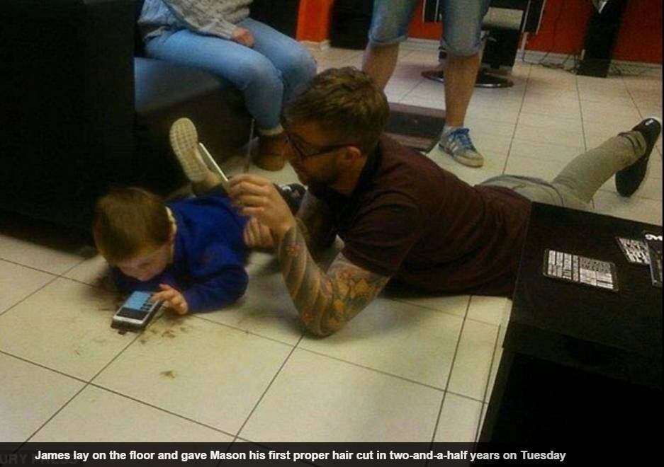Assim, James se deitou no chão e proporcionou ao pequeno Mason seu primeiro corte de cabelo completo dos últimos dois anos e meio