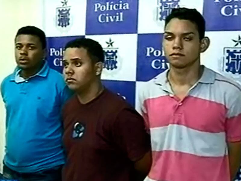 Criminosos foram surpreendidos dentro de um veículo preto
