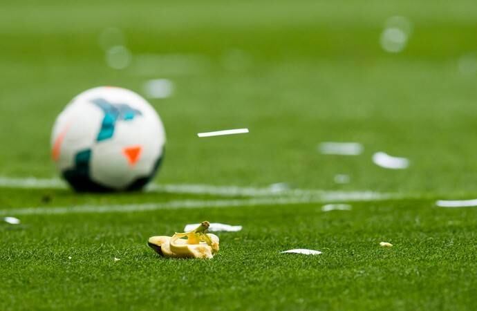Cascas de banana também foram jogadas no gramado do estádio