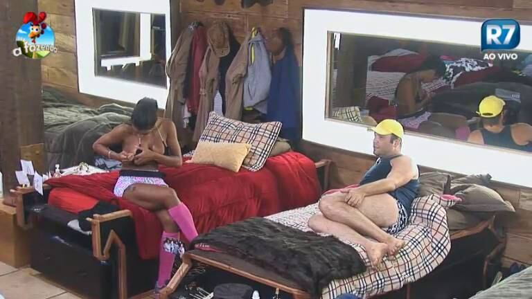 Lorena usou uma pinça para se livrar dos pelos indesejáveis 

+Assista a Fazenda 24 horas. É grátis! 
