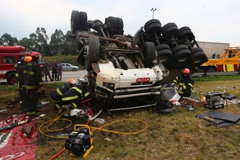 O veículo foi removido da pista e está tombado na grama ao lado do acostamento. Equipes da CCR Rodoanel continuam no local para realizar a retirada do veículo