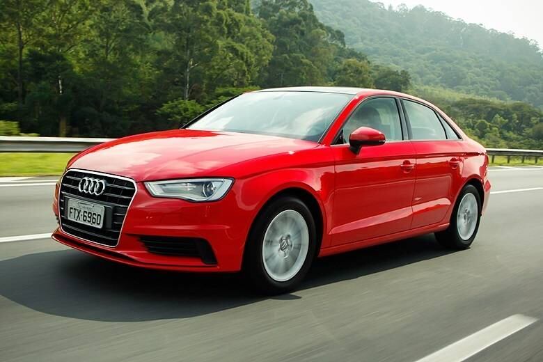 O A3 sedan chega às lojas com o apelo de ser o sedã de luxo mais barato do Brasil. Vendido a partir de R$ 94.800, o modelo alemão usa o pequeno, porém eficiente motor 1.4 turbo (122 cv) combinado ao câmbio automatizado Stronic de dupla embreagem e sete marchas. Segundo a Audi, a aceleração de 0 a 100 km/h leva 9,4 segundos. LEIA MAIS
