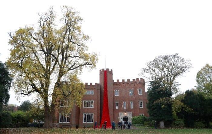 Nas terras britânicas, o dia que marca o fim da guerra é conhecido como 'Remembrance Day', o 'dia da lembrança' em tradução livre, que também é chamado de 'Dia da Papoula' por conta do significado da flor