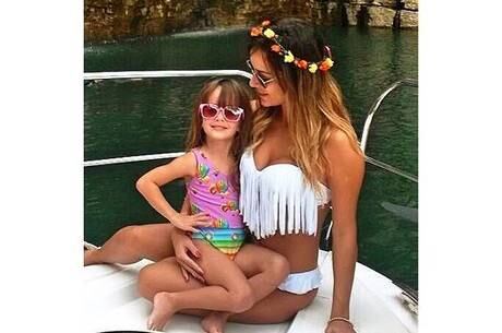 Letícia Santiago passa dia com a filha, Júlia