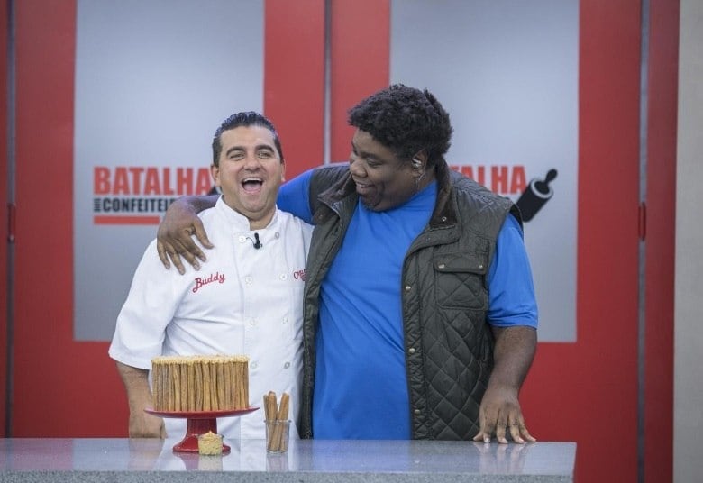 Antes, o ator e cantor
Serjão Loroza ajuda o Cake Boss no Desafio do Confeiteiro