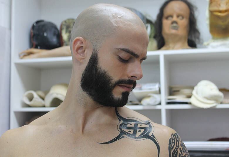 Segundo
o ator, este símbolo nazista foi um pouco alterado. A dupla trocou a foice pela
estrela ninja em volta da figura

+ Laíza vai atrás de Iago e provoca Priscila. Assista!
+ “Fãs fazem campanha na internet para Jorge encontrar um amor”, conta André di Mauro
+ Será que Marcos Pitombo esconde tatuagem no corpo sarado? Descubra!




