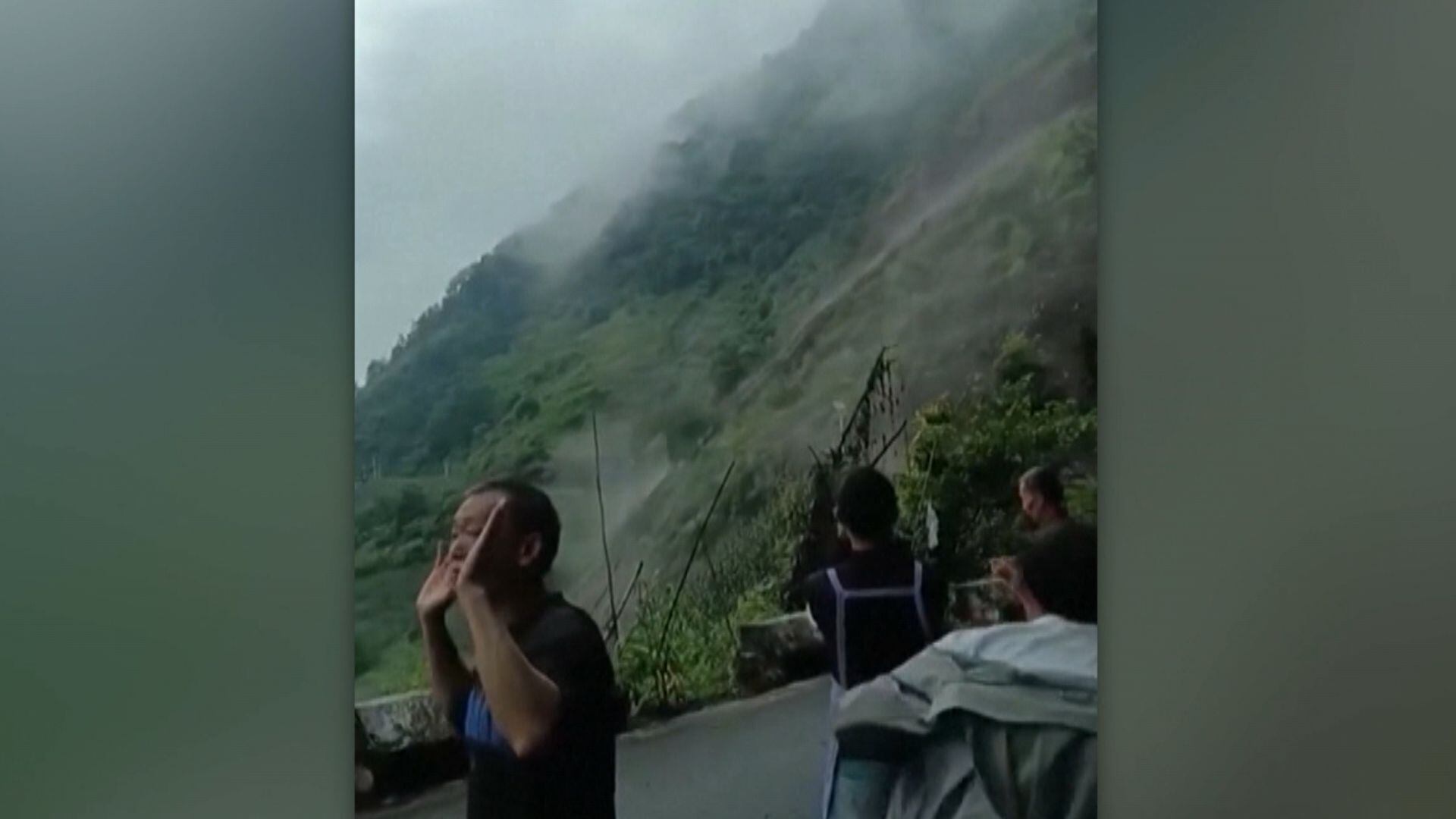 Testemunhas se assustam ao flagrar encosta deslizando na China; veja vídeo