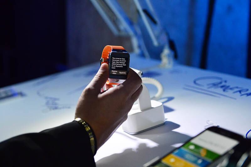 O smartphone chegou acompanhado de dois acessórios desenvolvidos pela sul-coreana: o relógio inteligente Gear 2 (R$1.299) e a pulseira de fitness Gear Fit (R$ 899)