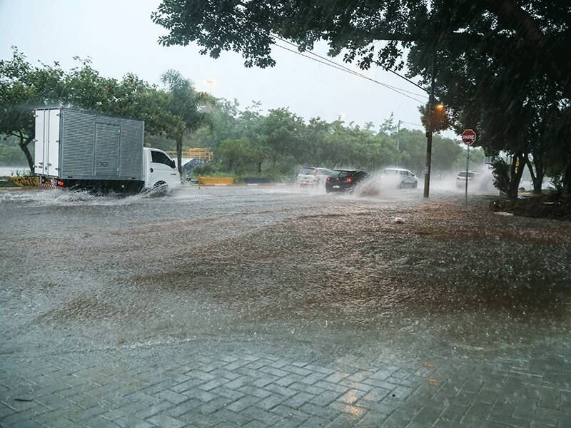 Forte chuva interdita parcialmente a Avenida Tiquatira, sentido bairro, na região leste da capital paulista