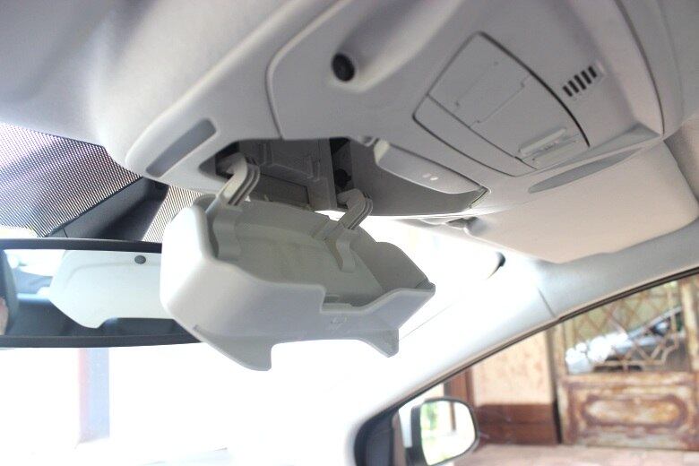 Porta óculos e luzes de leitura no teto da cabine do novo Ford Focus Sedan

VEJA TAMBÉM:
Aceleramos o novo Ford Focus, mais moderno, potente e 'salgado' na terceira geração

Saiba tudo sobre carros! Acesse www.r7.com/carros
