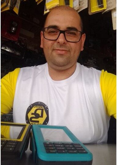 Tenha
uma maquininha e parcele as vendas

Você pode aumentar o ticket médio
das vendas do seu cliente se você oferecer parcelamento que caiba em seu bolso.
“Utilizo a maquininha Acqio há dois anos e não a troco por nada. Aceito cartão
de débito e crédito e ofereço parcelamento em até 12 vezes para facilitar a
vida dos consumidores. Meu negócio bomba!" Ricardo também costuma dar 20%
de desconto em alguns produtos e permanece o convênio que tem com o lava-rápido
vizinho de sua loja. Isso também o ajuda na fidelização do cliente.