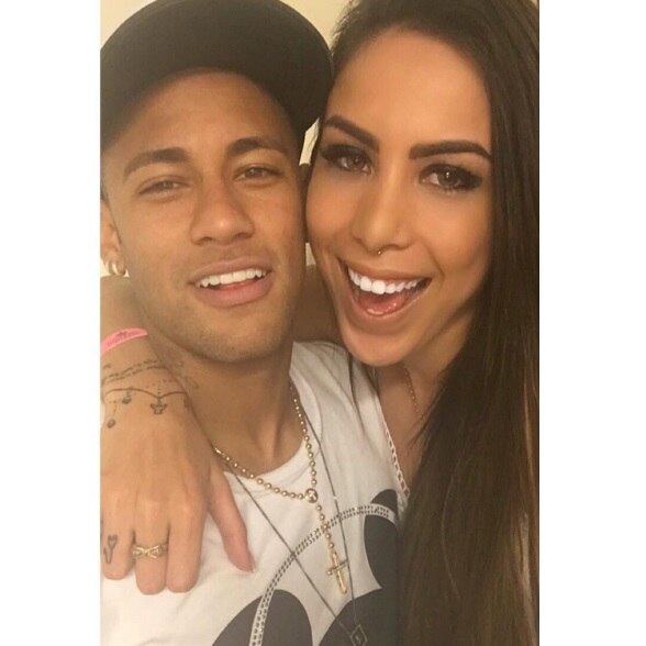 A modelo e atriz Gabi Miranda vem enfrentando um problema um tanto inusitado desde que compartilhou esta imagem, na qual aparece ao lado do craque Neymar
