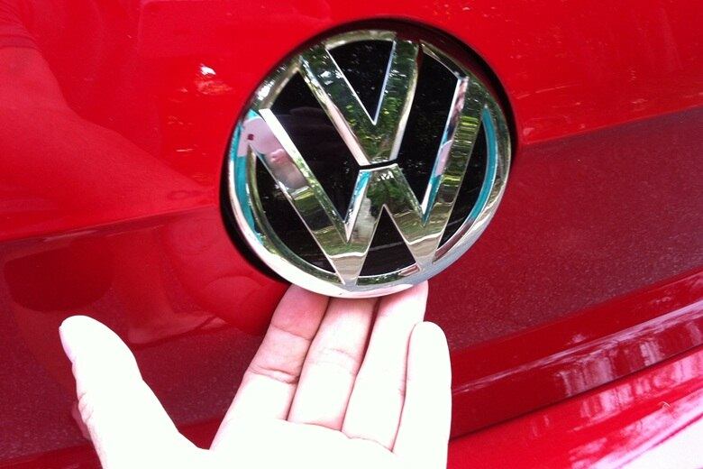 Acesso ao porta-malas e câmera de ré localizado no logo VW