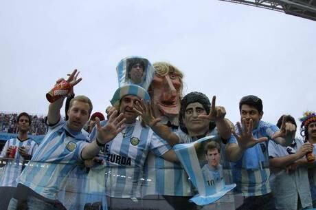 Torcedor argentino faz o número 7 com as mãos para provocar