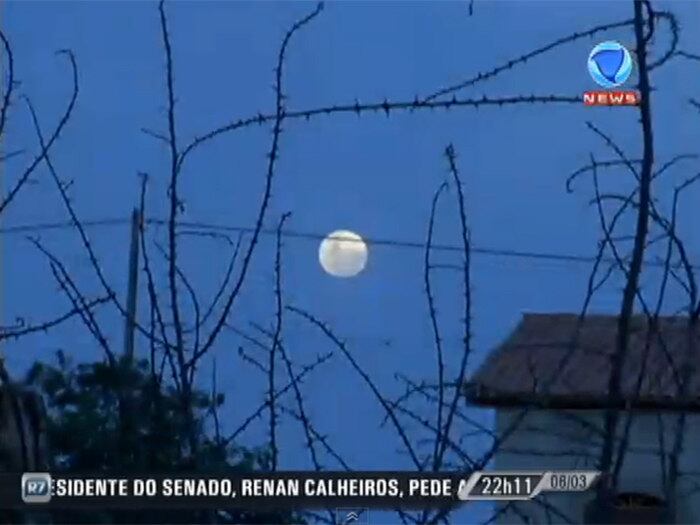 

O sol nem vai embora e as portas e janelas passam a ser
trancados. Quando a escuridão toma conta das ruas, ninguém sai de casa

