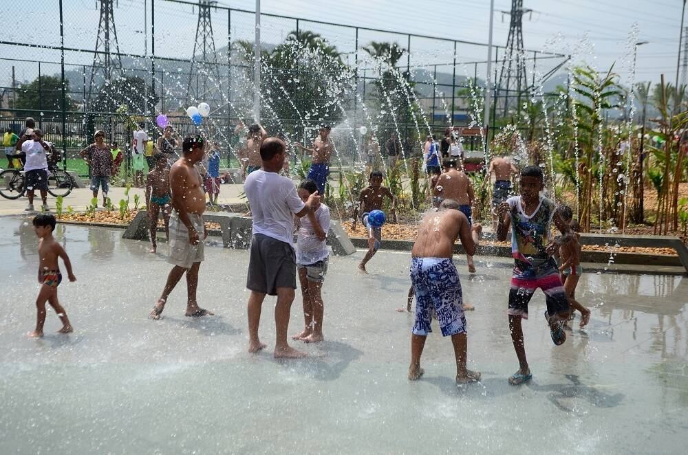 As crianças aproveitaram a novidade para se refrescar. A temperatura máxima na cidade deve chegar a 35°C