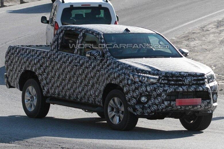 No Brasil, a expectativa é de que a nova Hilux seja lançada no início de 2016, podendo ser apresentada a jornalistas especializados ainda em 2015, no último trimestre do ano