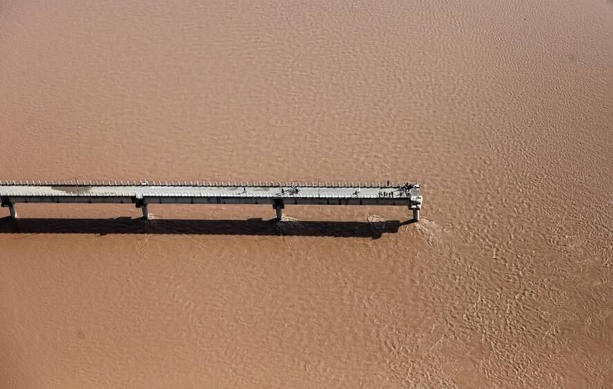 Uma vista aérea fotografada nesta segunda-feira (8) mostra a ponte danificada sob o rio Tawi, na Índia. Seis dias de chuvas intensas na região deixaram mais de 120 mortos