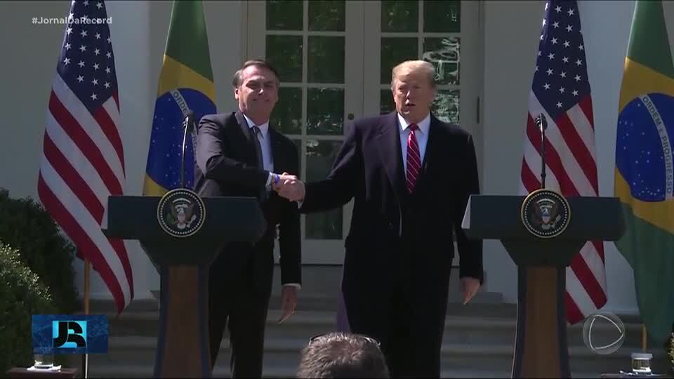 Donald Trump volta a defender Jair Bolsonaro nesta terça (15)