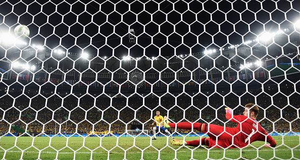 Momentos marcantes do esporte ficam gravados na memória e são lembrados por diversas pessoas. E as fotografias desses momentos são de tirar o arrepiar, como a ótima cobrança de pênalti do craque Neymar no título olímpico do Brasil, em 2016

