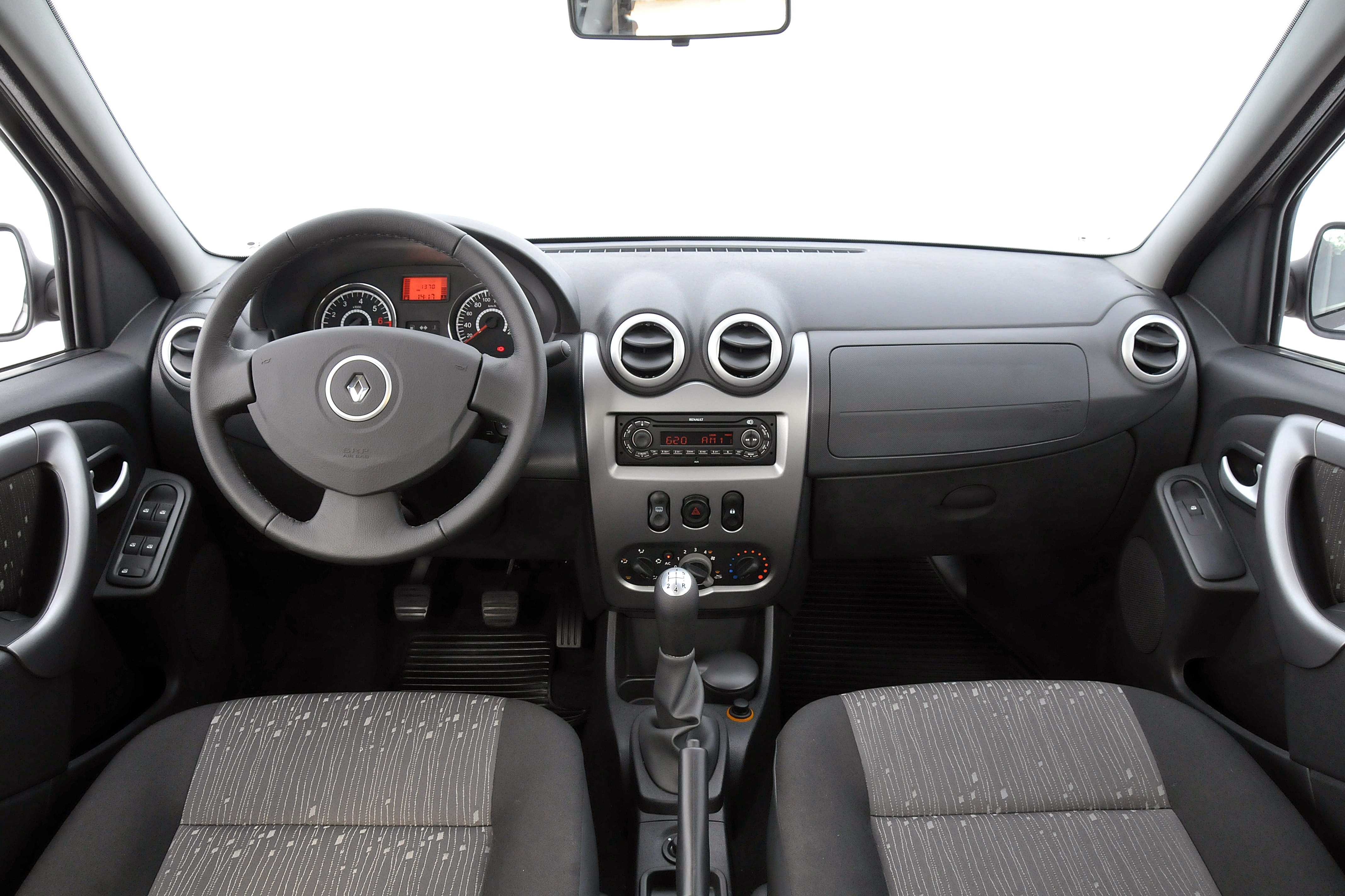 Na reestilização de 2011, a Renault tratou de colocar os comandos dos vidros nas portas, onde normalmente estes ficam nos carros em geral. O painel foi levemente modificado, ganhou uma moldura de acabamento para ficar mais atraente, mas permaneceu simples demais

Saiba tudo sobre carros! Acesse www.r7.com/carros