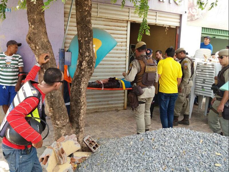 

Um homem foi
baleado e outro preso durante um assalto a loja no município de Barreiras, no
oeste do Estado, na tarde desta quarta-feira (14).De acordo com
informações da policia local, dois assaltantes armados com um revólver e uma
faca roubaram a loja de aparelhos celulares, por volta das 13h15





Experimente grátis toda a programação da Record no R7 Play
