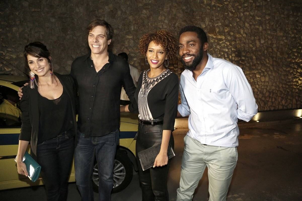 O elenco posou para as fotos