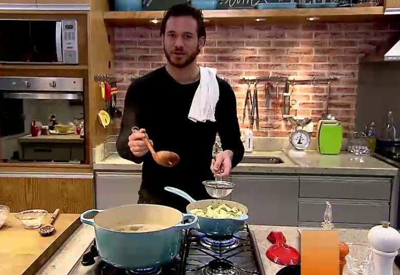 Processe no liquidificador, volte o conteúdo para a panela e
coloque o restante do peito de peru, couve, salsa e cebolinha. Deixe cozinhar
mais um pouco. Prontinho!

• Resista se puder: aprenda a fazer cookies recheados irresistíveis
