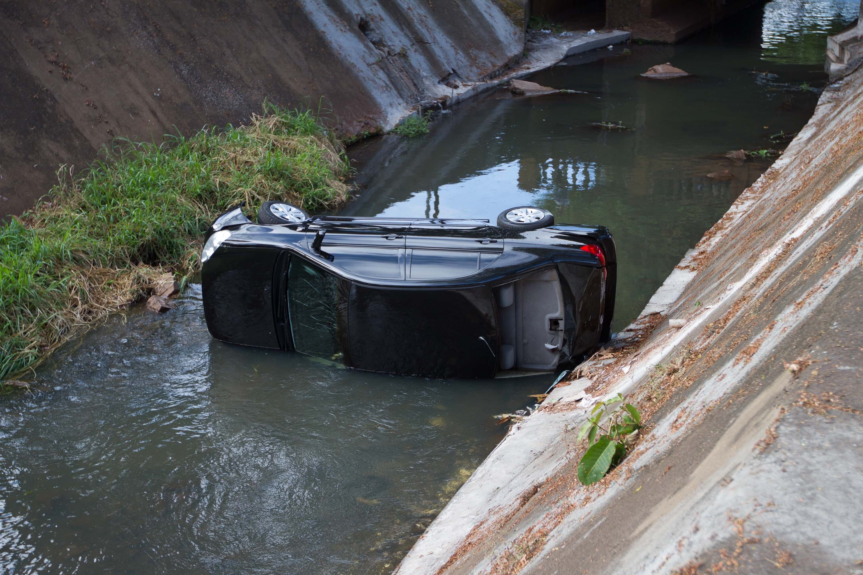 Carro foi parar em córrego de avnida de Ribeirão Preto
