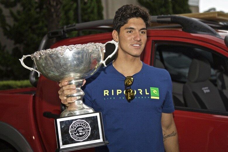 Gabriel Medina levantou o caneco mais desejado do surfe
