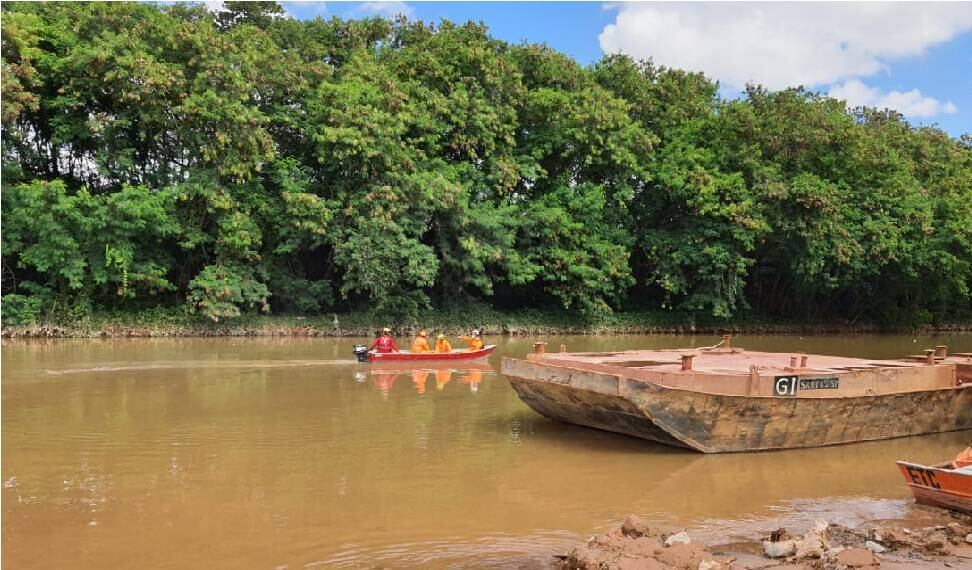 Bombeiros fazem buscas na Lagoa da Pampulha