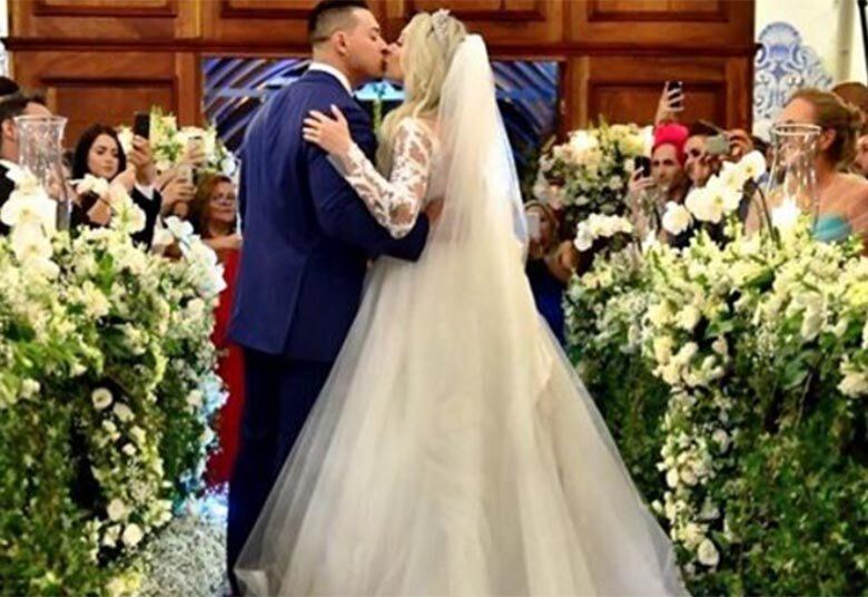 No último dia 25 e antes de viajar, ela comemorou o aniversário de casamento na Internet.
— 3 meses hoje. Te amo pra sempre meu amor
+ Dez fatos provam que a vida do cachorrinho de Juju Salimeni é melhor que a sua
+ As Pragas do Legendários! Juju Salimeni e Hulk Magrelo jantam pizza de grilo: "Senti a perninha"
+ Assista às íntegras do Legendários no R7.com/Play!