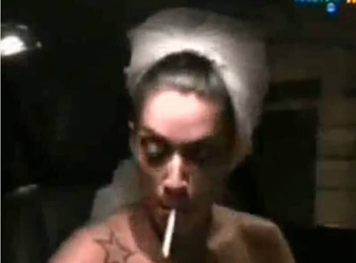 Dani Bolina 

A ex-panicat é vista como um símbolo de beleza e
corpo perfeito, mas poucos sabem que Dani costuma dar umas tragadas por aí. A
gata pode aparentar estar saudável por fora, mas por dentro...  