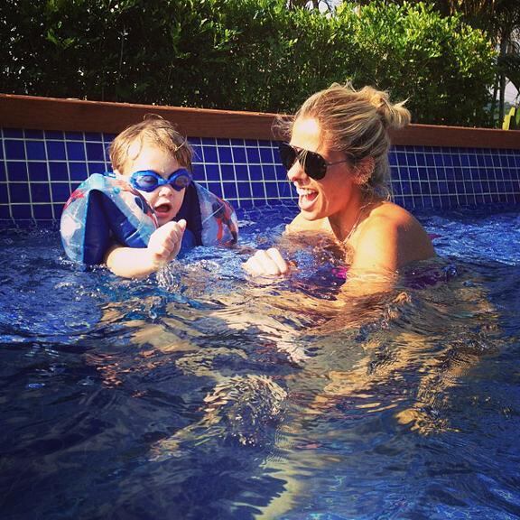 Quem resiste a Vittorio Iodice na piscina com Adriane Galisteu?
