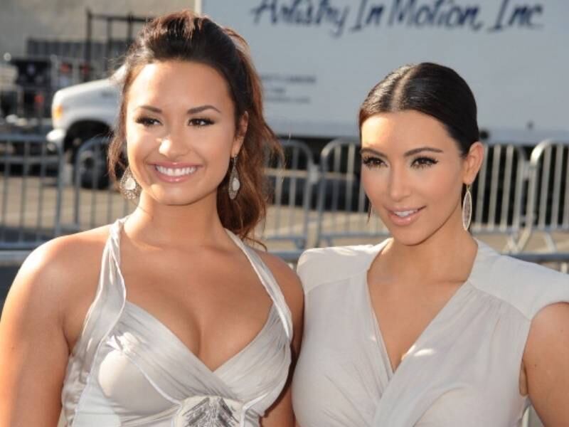 Demi Lovato e Kim Kardashian

Apesar dos 12 anos de diferença entre as duas, a amizade entre Kim e Demi é bem forte
