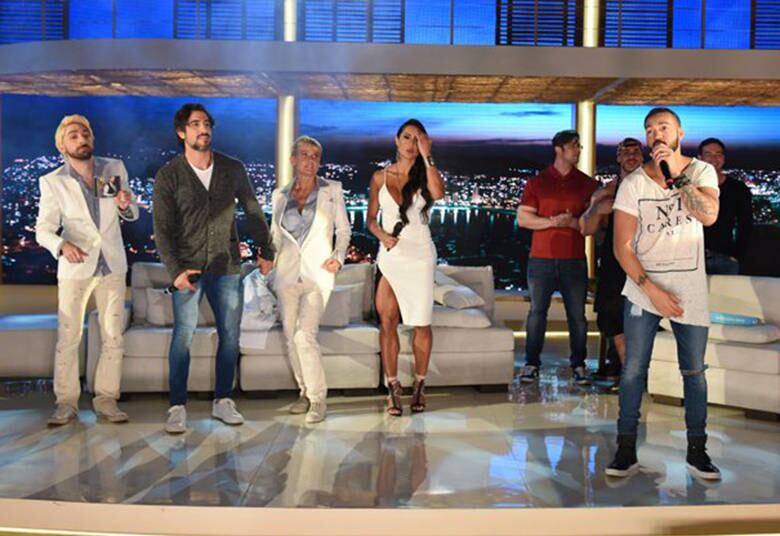 Belo também cantou seus sucessos no programa ao lado da mulher Gracyanne Barbosa

> Acesse o R7 Play e assista na íntegra a todos os programas da Record! Clique e experimente!
