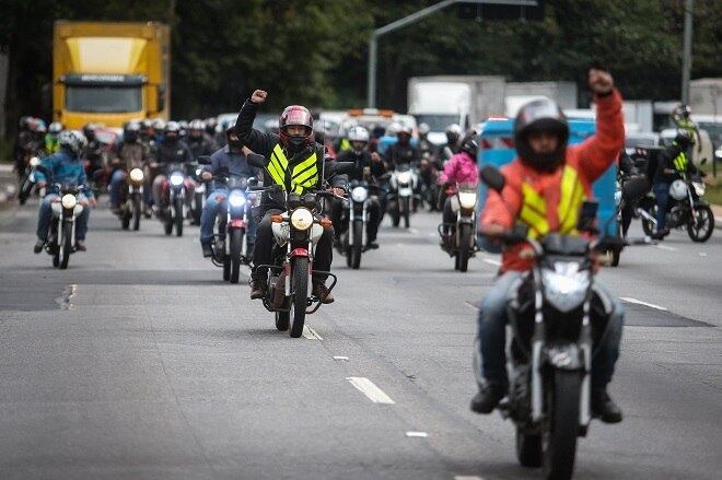 Condições de trabalho precárias geram protestos de motoqueiros: para que tanta pressa?