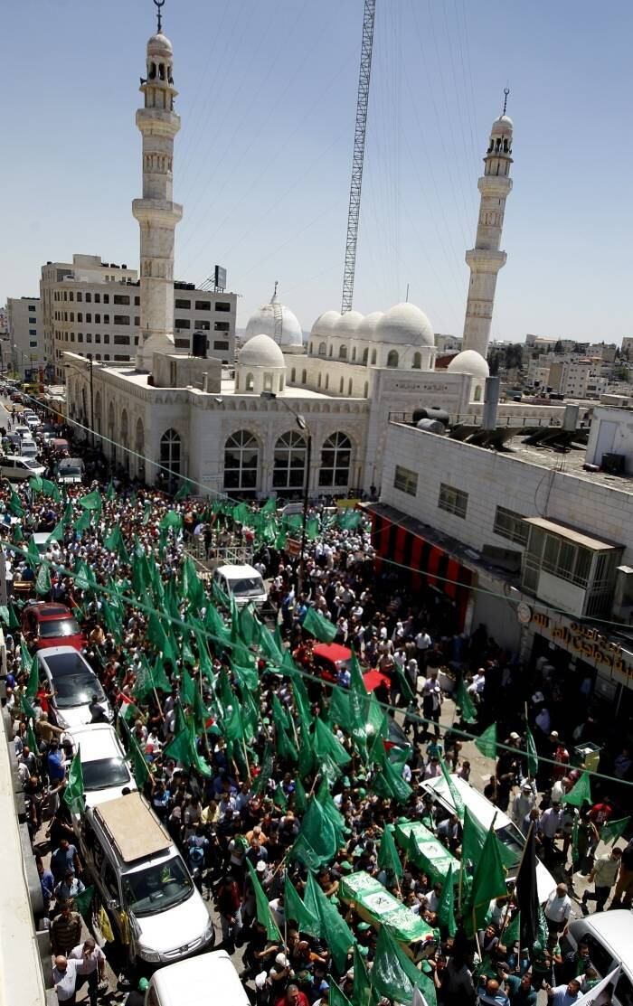 Em Ramallah, palestinos
portam bandeiras do movimento islamita Hamas durante funeral de dois membros do
grupo, Adel e Imad Awadallah, mortos em 1998, após Israel ter devolvido os
restos mortais às famílias

 