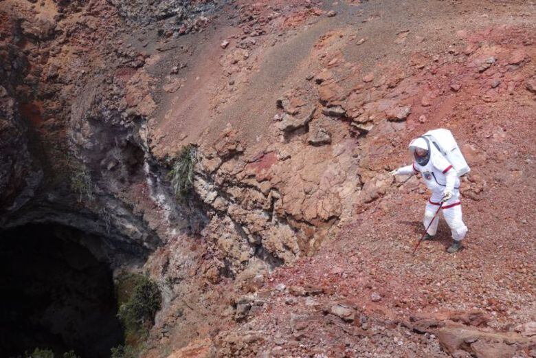 Existem outros detalhes a respeito do Planeta Vermelho que podem ser pouco conhecidas, como esse grupo de 'moradores' de lá!
O planeta Marte está no centro do noticiário: a Nasa afirmou ter encontrado fortes evidências da presença de água
no planeta vermelho. E também deu detalhes da HI-SEAS (Hawaii Space
Exploration Analog and Simulation), missão focada em simular como
cientistas viveriam em Marte. As imagens são espetaculares! 